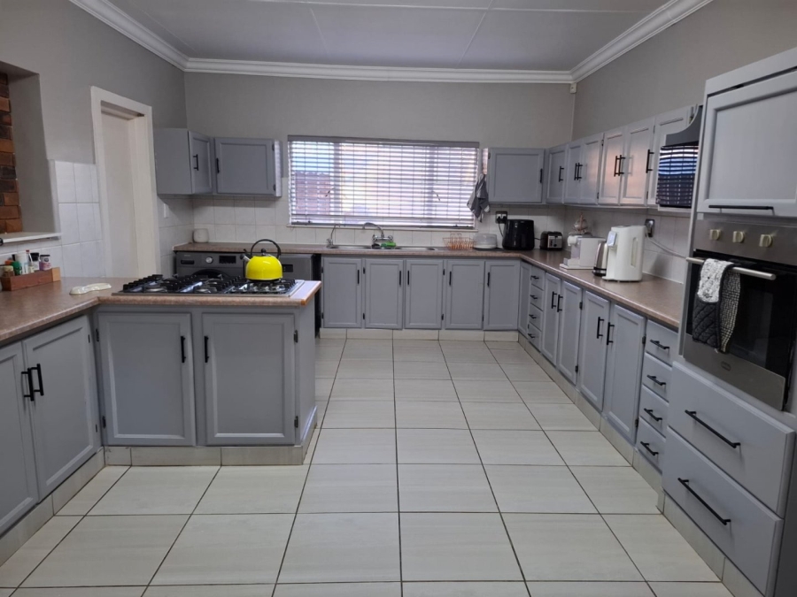 5 Bedroom Property for Sale in Langenhovenpark Free State